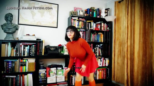Ludella Hahn - Velma Scared Stiff - A Cosplay Fetish Parody - Slow Freeze Statue Transformation