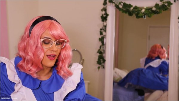 Penny Barber - Alice Cosplay leads to Magical Shrinking - Mommy Roleplay