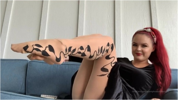 APantyhoseObsessions - Just a Lil Ivy Pantyhose Tease