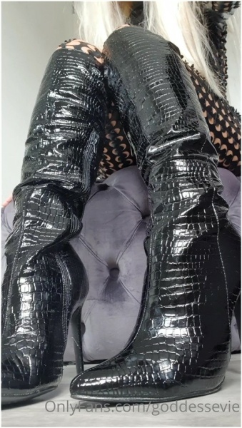 Missevielock - I Want Your Balls Underneath My Boot