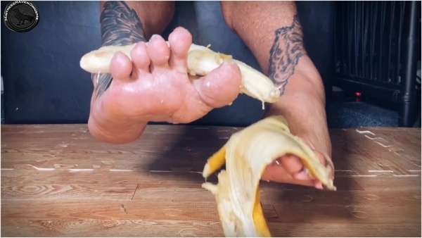 MistressRavenFD - BANANA TOE SANDWICH