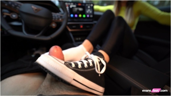 EvansFeet - She Did A Shoejob In Her Converse In My Car 4K