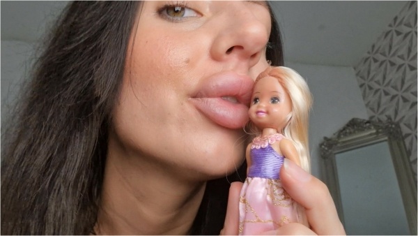 Tattooed Temptress - Giantess Lips Squashing