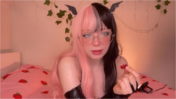 OlashPeachy - Giant Succubus Girl Eats Gummy Bears