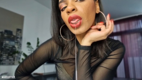 MAHOGANYQEN - Queen’s Spits and Lips