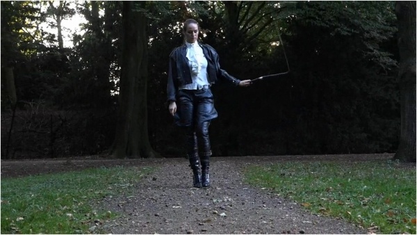 FemdomFoto - Lady Iveta - Walking And Cracking (German)