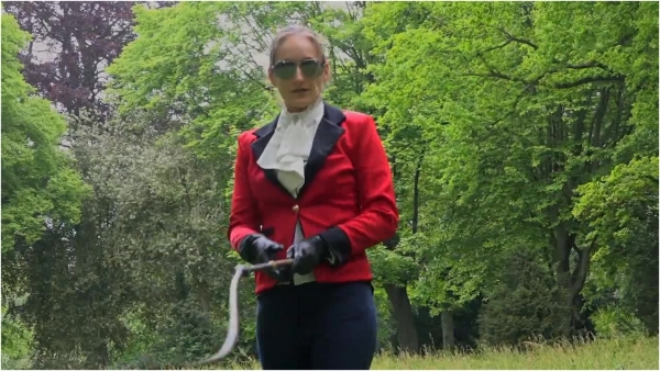 FemdomFoto - Whiper - Riding Mistress Cracking A Stockwhip (German)