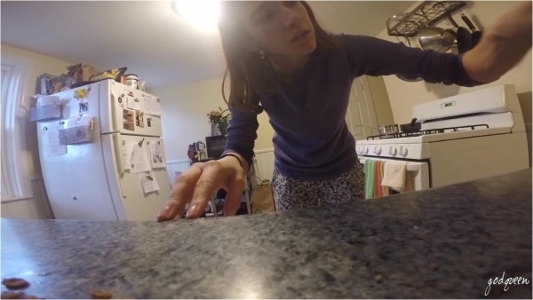 Godqueen Giantess - almost stepped on them