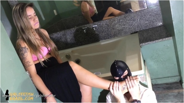 Girls Fetish Brazil - Blonde Spitting - Spit And Human Ashtray