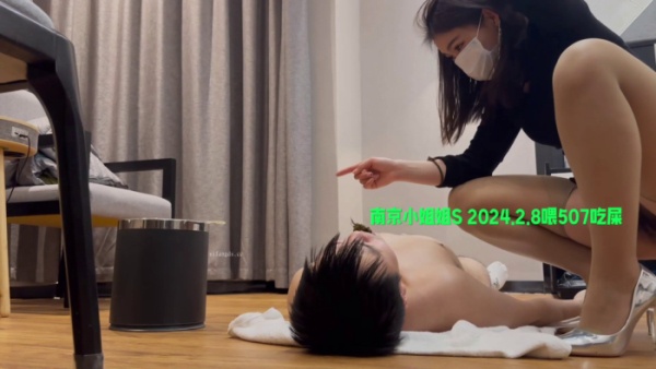CHINESE  - Goddess Feeds Huge Amount Of Shits To The Human Toilet