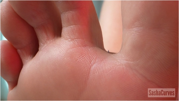 SashaCurves - The Giantess VIP Room Feet First