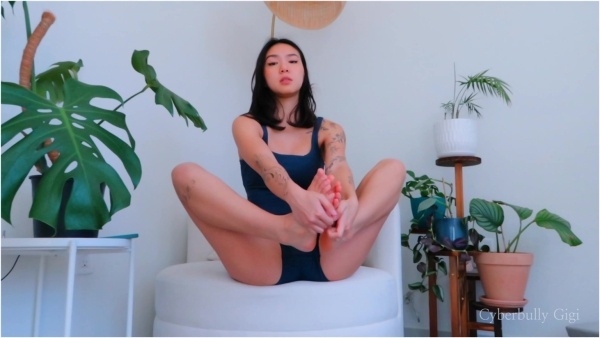 Cyberbully Gigi - Deep Stretch