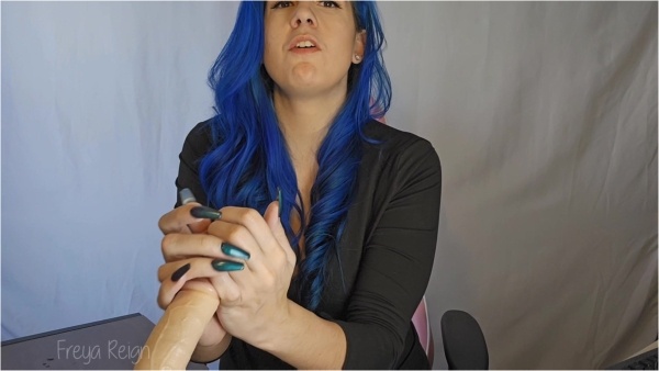 Freya Reign - New Boss Notices Your Nail Fetish