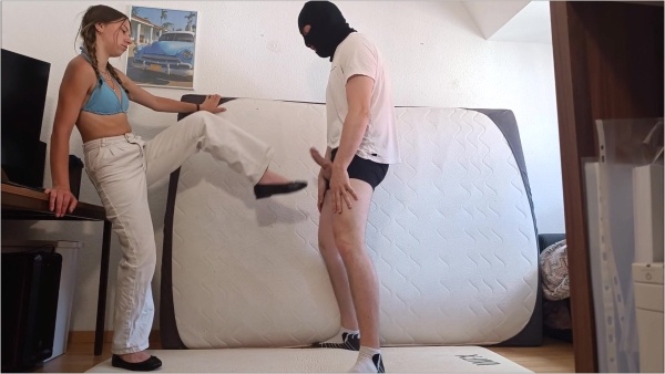 GermanBallsBusted - Harte Tritte von ihr in Eier