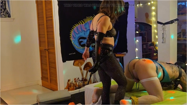 Miss Gwen - Huge Strap on Pounding