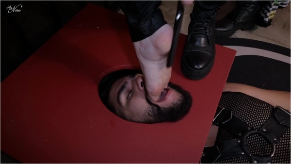Mistress Nara Neveu - 4 girls feds a slave with feet scraps (1080 EN-sub)
