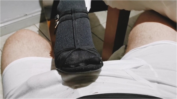 Lexi Snow - Dirty Shoe Job Causes Cum In Pants