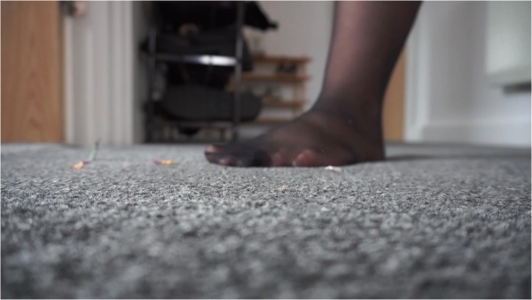 SashaCurves - Giantess Plays Hide And Seek With Shrunken Colleagues