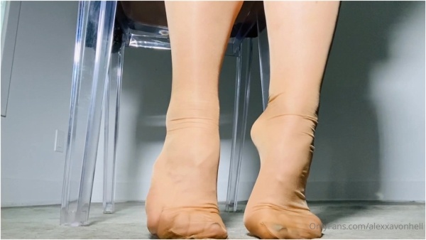 Alexxa Von Hell - It’s Foot Friday Teasing you with my perfect arches and curves