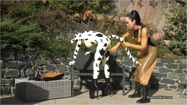 Queens of Kink - Fetish Liza and Natalie Goth TV - Latex cow inspected and fucked stage 1