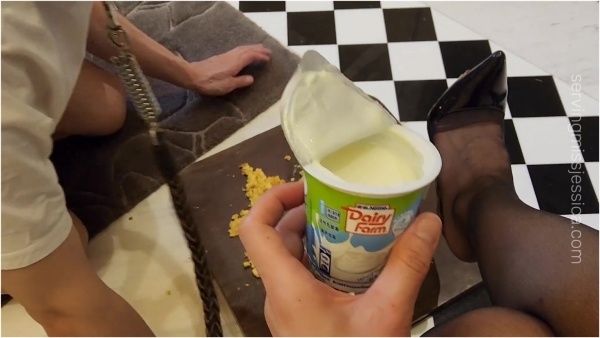 Servingmissjessica - Hong Kong Mistress Jessica - I Am The Maids Foot Slave