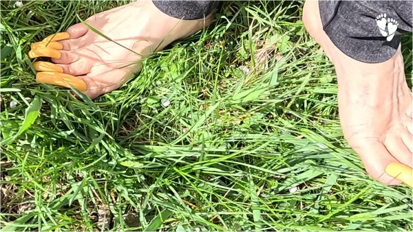 Lora Long Nails - Yellow Toenails - Dirty Soles