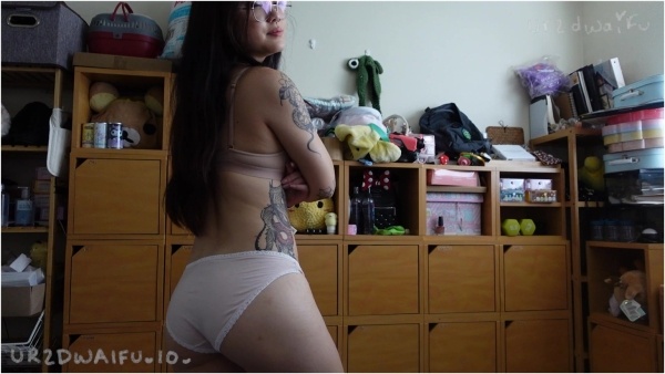 ur2dwaifu - Farting and Undressing