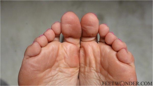 Feetwonder  - Giantess On The Beds Shows Her Smelly Feet