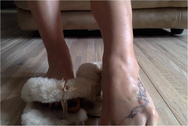 MissTiff - Fluffy slipper foot fetish