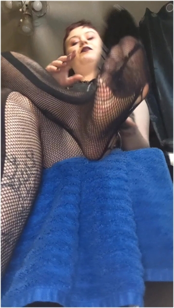 CurvyElvishGirl - A Pedicure To Tease My Foot Bitch