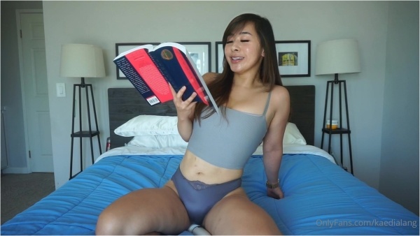 Kaedia Lang - Reading For Pleasure Hitachi Grinding Tease