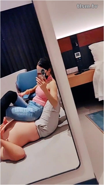 Taolusm - Su Dada - Velvet Boots, Jeans, Playing With A Dog