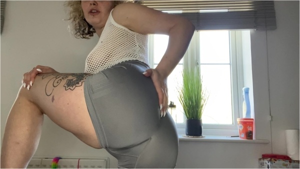 Delilah Jynx - Post workout sweat sniffing