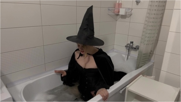 BigAss Jane - MELTING SORCERESS WICKED WET IN TUB WITH BUBBLES