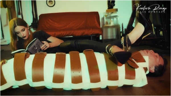 Mistress Elis Euryale - Leather and indifference - ignored and foot worship