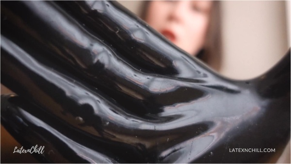LATEXnCHILL - Gag on my Gloves