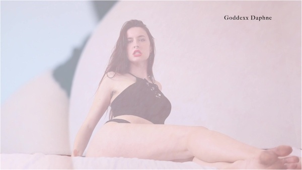 Goddexx Daphne - Captured by Giantess