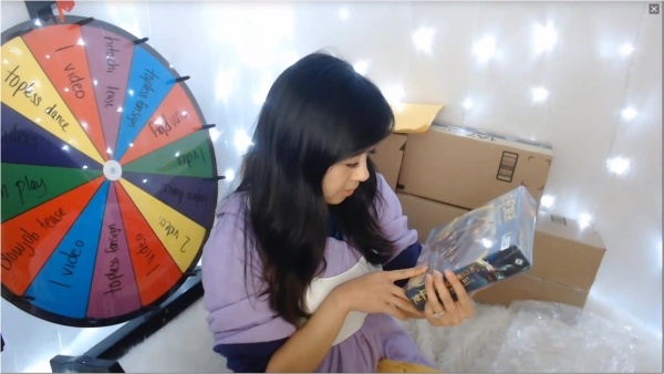 Kaedia Lang - Belated Christmas Present Opening Stream