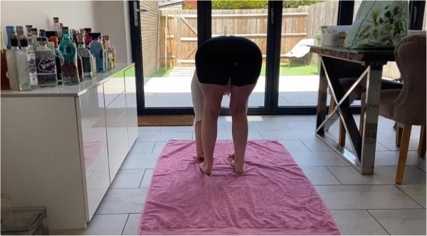 Delilah Jynx - Housewife loves to do yoga