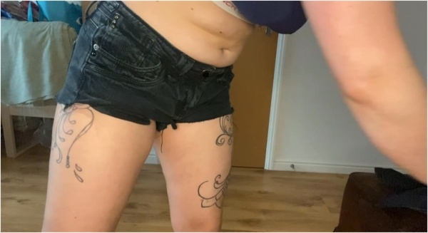 Delilah Jynx - I hate ill fitting clothes but I love to cut them off