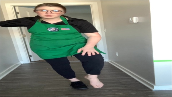 itskinkerbell - Goddess Alice  - Barista sprained ankle one shoe hopping