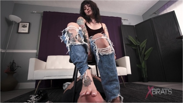 Bratty Foot Girls - Mia Hope, Jason Ninja -  Intensely Smell My Feet