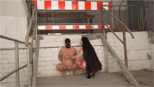 Miss Alessa Milano - Human Ashtray und gepisst
