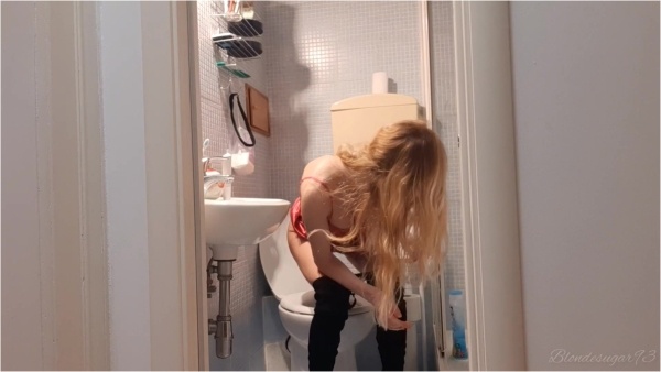 Blondesugar93 - Rushing to the toilet