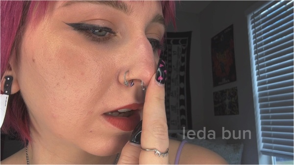Leda Bun - enchanting nose rubbing