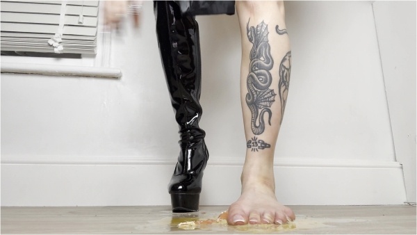Miss diavola - SPLOSHING EGGS WITH BOOTS AND BARE FEET