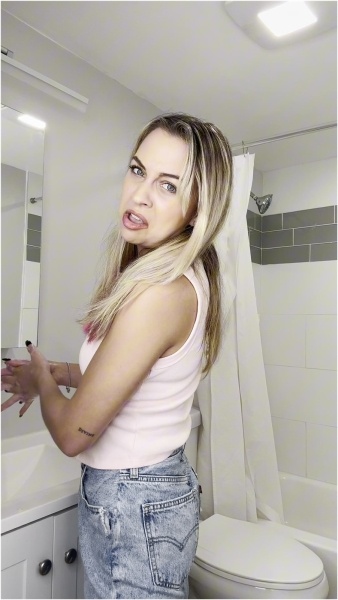 tiffstreatsxoxo - Hot girls can pee whenever