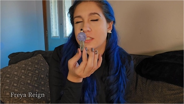 Freya Reign - Girlfriend Eats All The Halloween Candy Before Eating You