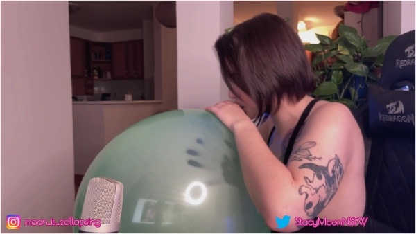 StacyMoon - Inflating a big green baloon