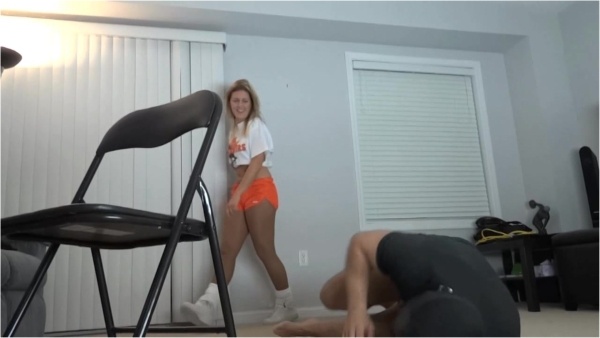 Princess Kelly - Sexy Hootz Waitress Ballbusting Game Part 2